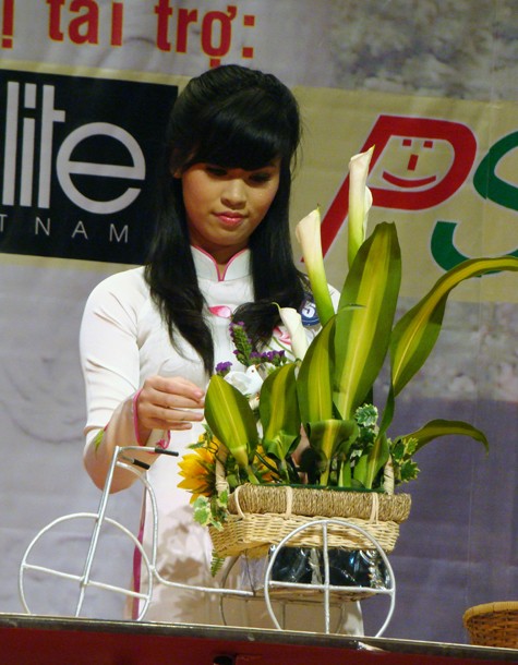 Nguyễn Thu Hằng SBD 05 thể hiện tác phẩm cắm hoa nghệ thuật của mình